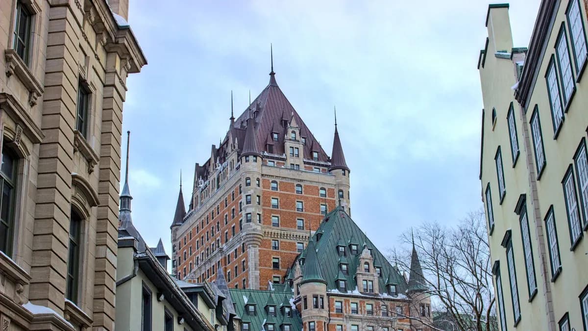Le Château Frontenac sous la neige, vu depuis une rue du Vieux-Québec