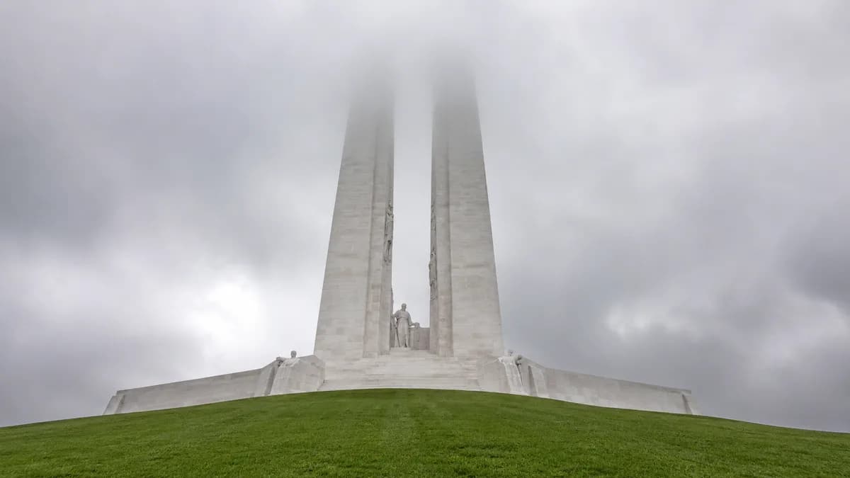 Les deux pylônes de pierre blanche du Mémorial national du Canada à Vimy se dressant au-dessus d'un plateau herbeux