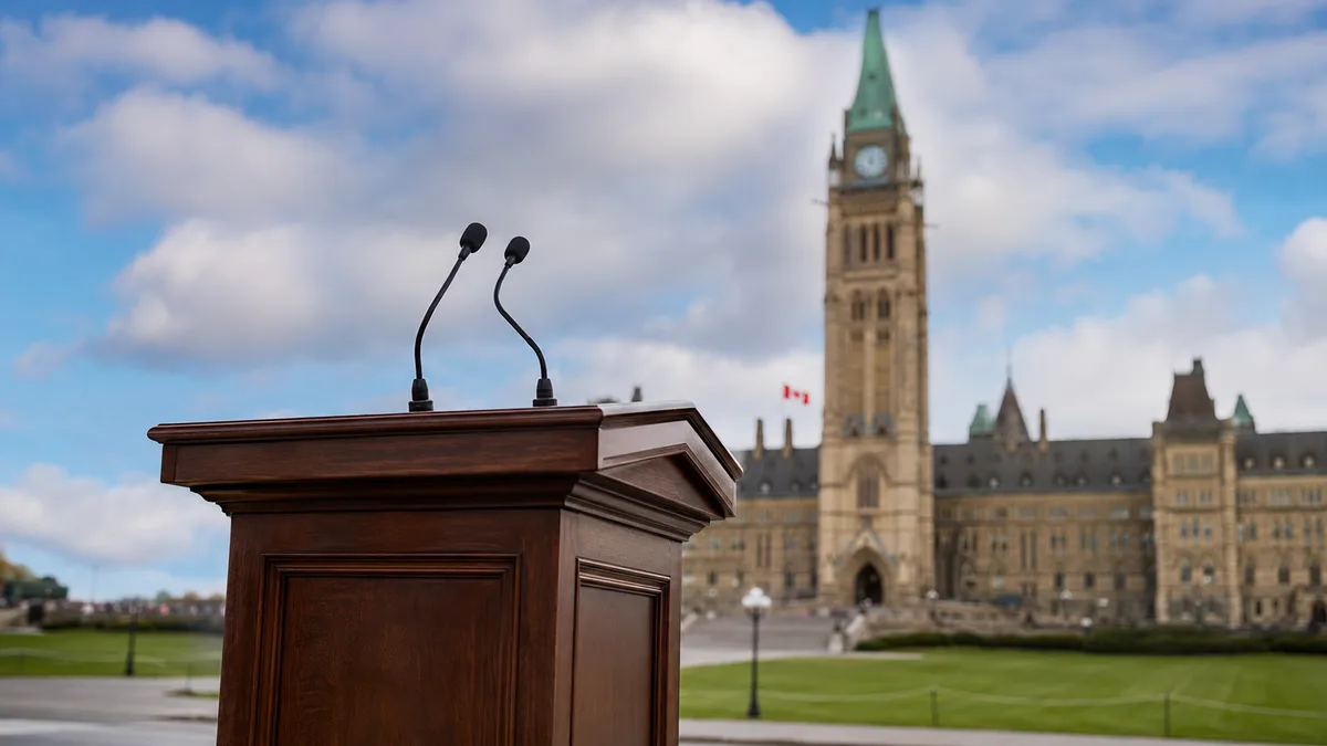 Un lutrin en bois sur la colline du Parlement, la Tour de la Paix en arrière-plan