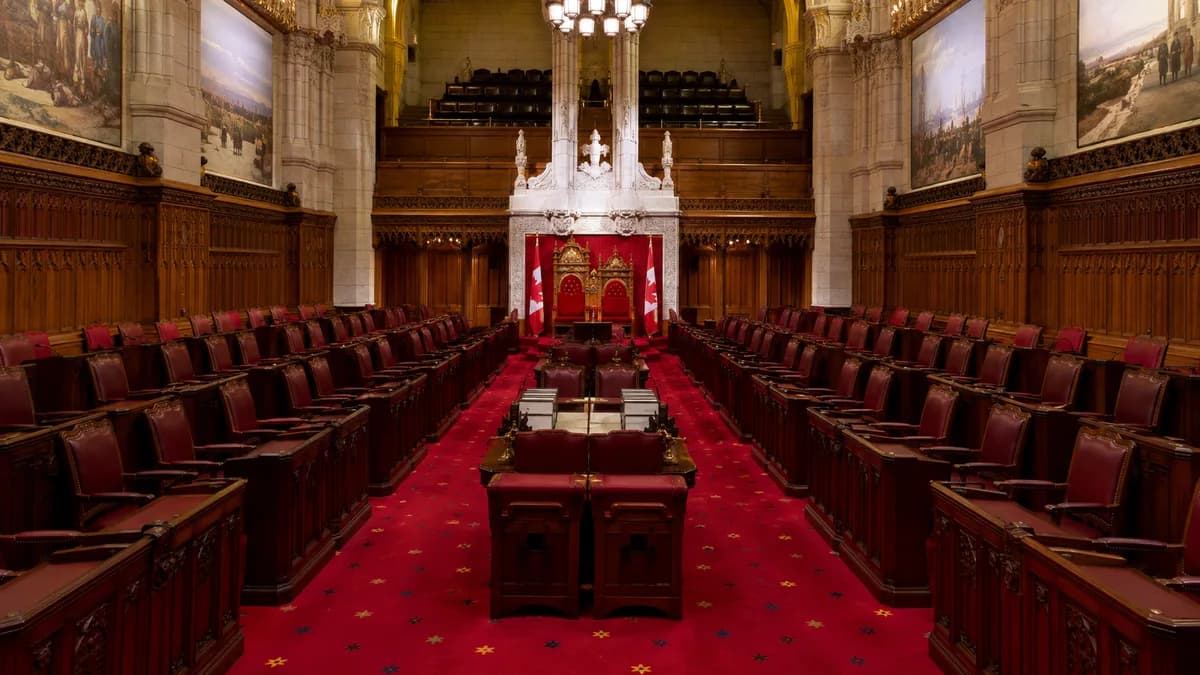 L'intérieur du Sénat du Canada, aux tons rouges et or